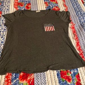 Super cute tee with American flag 🇺🇸 on pocket